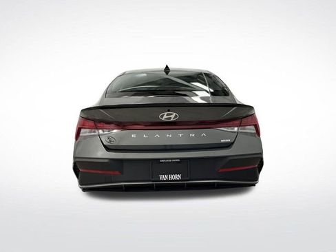 Used 2025 Hyundai Elantra SEL image 12