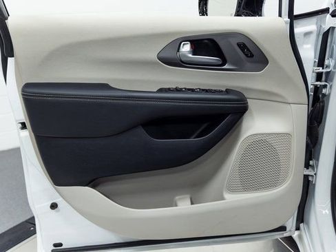 Used 2024 Chrysler Pacifica Touring-L image 11