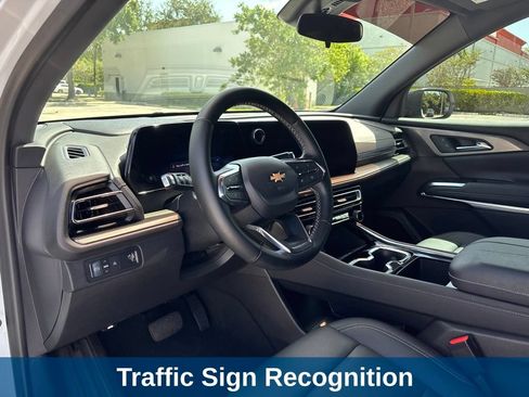 Used 2025 Chevrolet Traverse LT w/ Driver Confidence Package FWD image 17