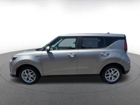 Used 2025 Kia Soul LX w/ LX Technology Package FWD image 9