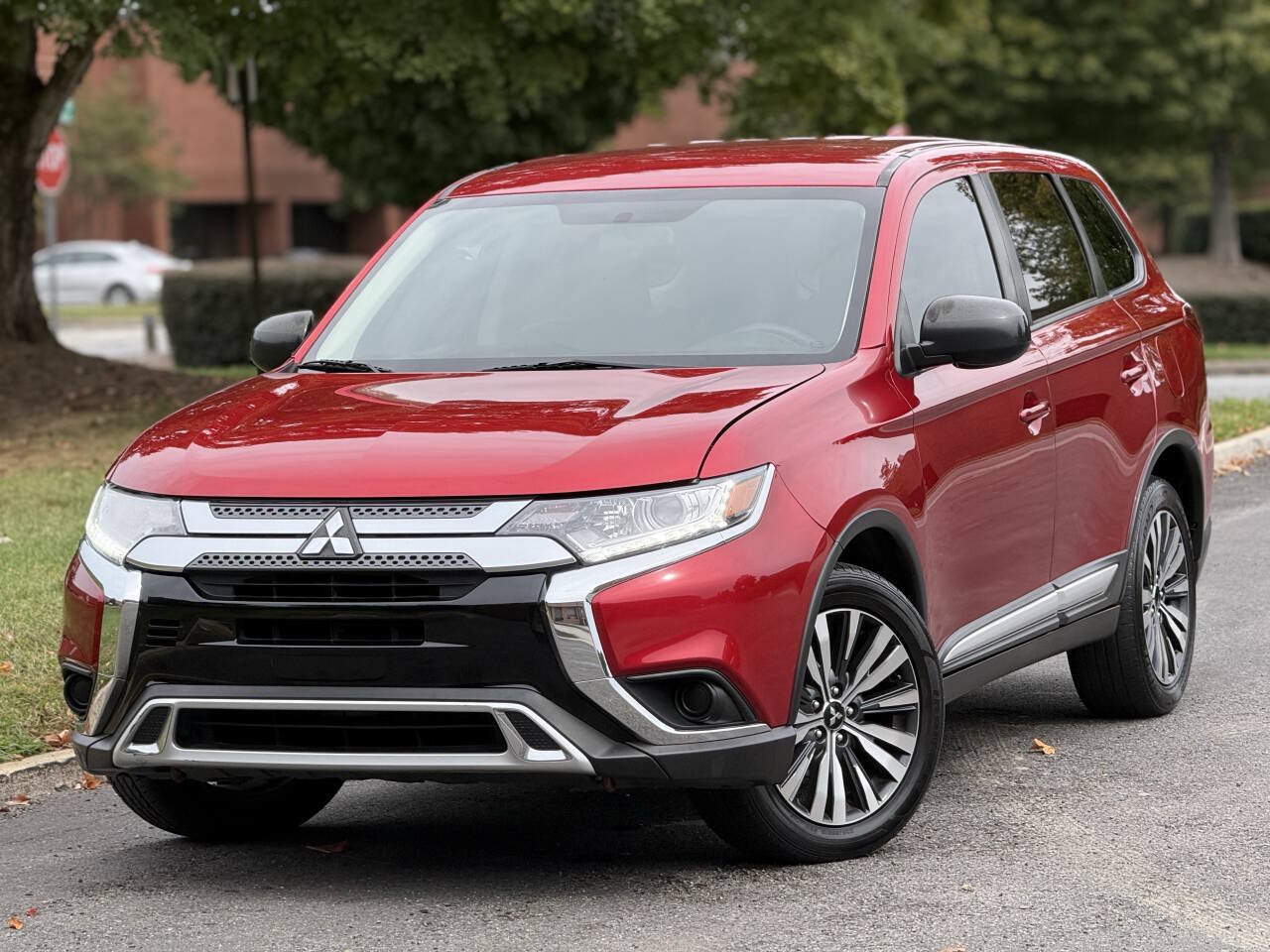 Used 2020 Mitsubishi Outlander ES FWD image 1