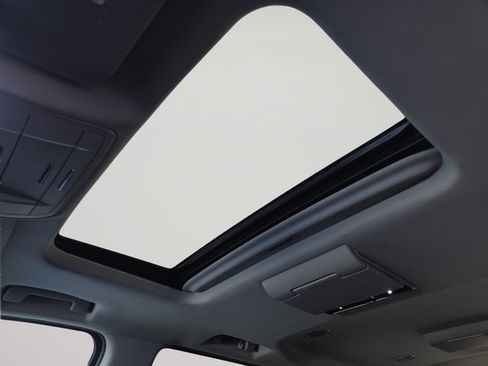 Used 2019 Chevrolet Suburban Premier AWD/4WD image 23