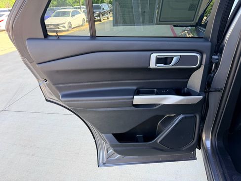 Used 2024 Ford Explorer XLT RWD image 21