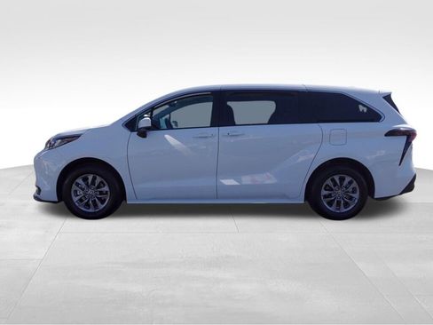 Certified 2025 Toyota Sienna LE image 7