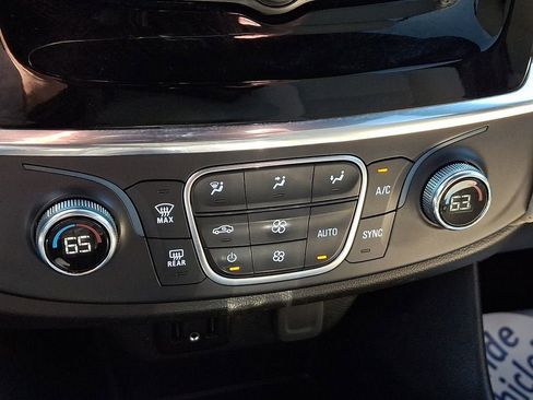 Used 2022 Chevrolet Traverse LS image 16