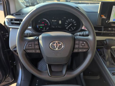 Used 2025 Toyota Sienna LE w/ LE Plus Package image 24