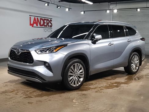 Used 2024 Toyota Highlander Platinum FWD image 3