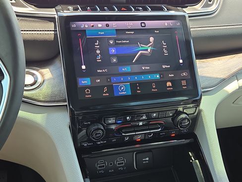 Used 2023 Jeep Grand Cherokee Overland w/ Luxury Tech Group IV AWD/4WD image 20