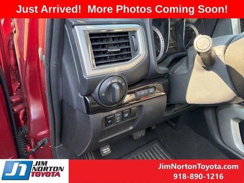 Used 2017 Nissan Titan SV image 12