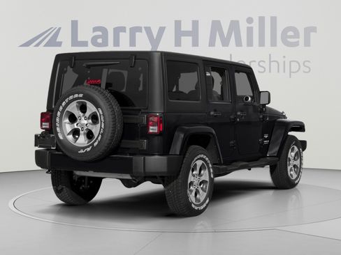 Used 2017 Jeep Wrangler Unlimited Sahara w/ Connectivity Group AWD/4WD image 2