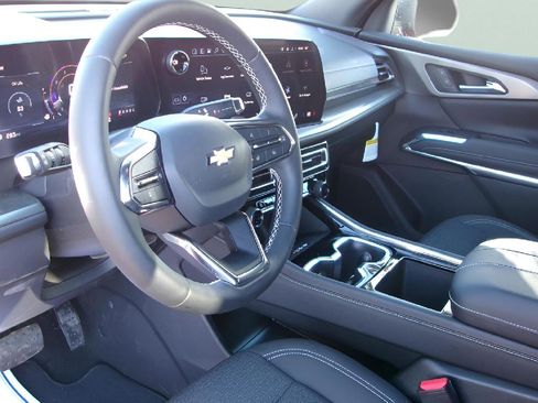 Used 2025 Chevrolet Traverse LT image 12