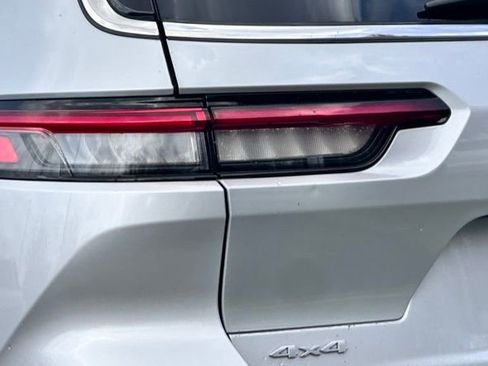 Used 2024 Jeep Grand Cherokee L Limited w/ Luxury Tech Group II image 9