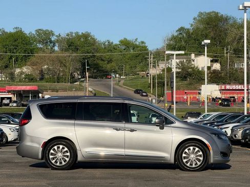 Used 2018 Chrysler Pacifica Touring-L FWD image 6