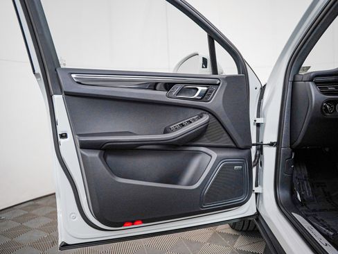 Certified 2025 Porsche Macan S AWD/4WD image 30