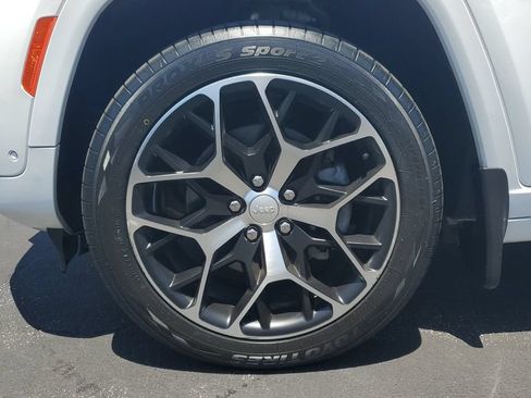 Used 2022 Jeep Grand Cherokee Summit AWD/4WD image 7