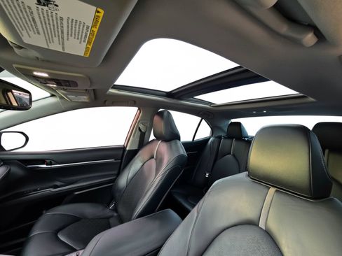 Used 2019 Toyota Camry XSE w/ Navigation Package FWD image 12