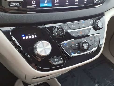 Used 2024 Chrysler Pacifica Touring-L FWD image 18