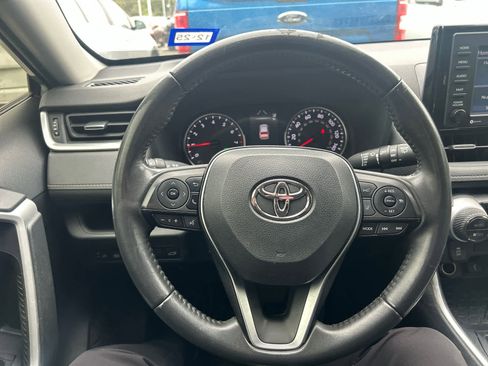 Used 2021 Toyota RAV4 XLE Premium image 10
