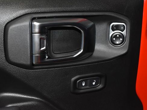 Used 2025 Jeep Wrangler Unlimited Rubicon w/ Convenience Group AWD/4WD image 5