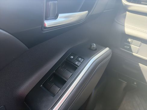 Used 2022 Toyota Highlander XLE image 28