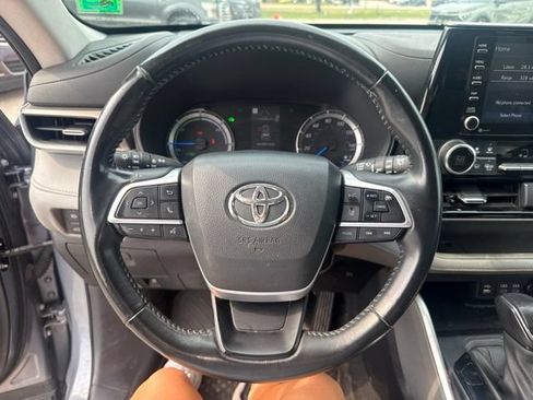 Used 2022 Toyota Highlander LE AWD/4WD image 10