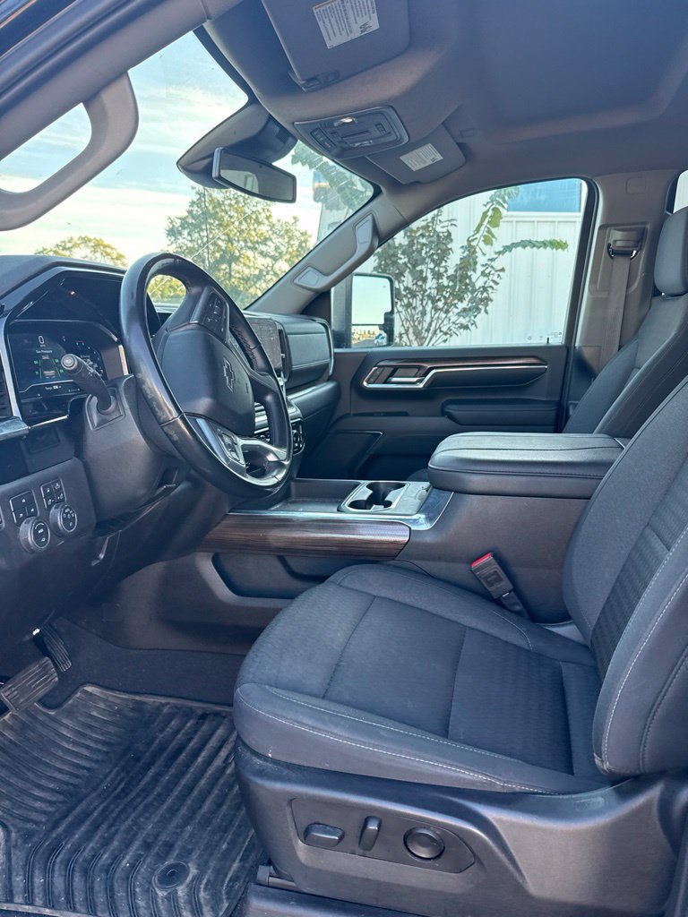 Used 2024 Chevrolet Silverado 2500 LT w/ Midnight Edition AWD/4WD image 5