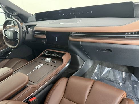 Used 2025 Lincoln Navigator L Reserve image 11