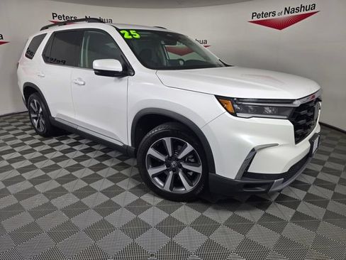 Certified 2025 Honda Pilot Touring image 1