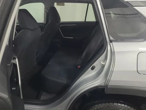 Used 2019 Toyota RAV4 LE AWD/4WD image 10