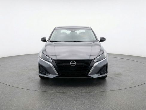 Used 2025 Nissan Altima 2.5 SV FWD image 2
