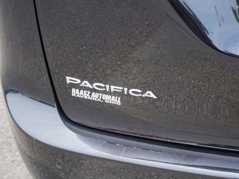 Used 2024 Chrysler Pacifica Touring-L FWD image 7