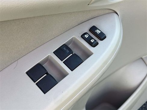 Used 2013 Toyota Corolla LE image 17