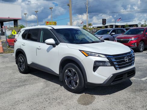Certified 2025 Nissan Rogue SV FWD image 3