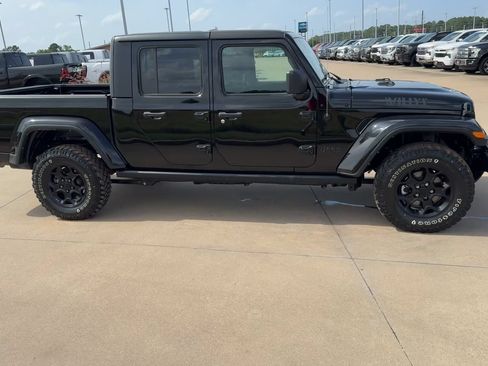 Used 2023 Jeep Gladiator Sport AWD/4WD image 9