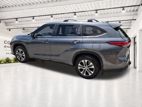 Used 2023 Toyota Highlander XLE AWD/4WD image 8
