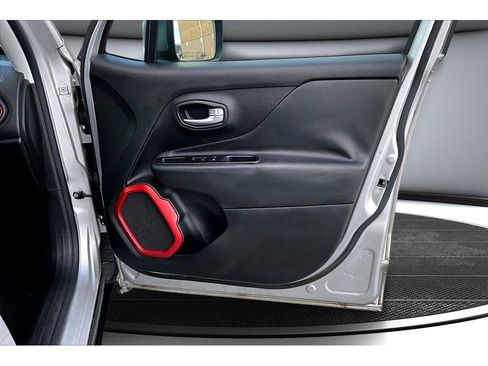 Used 2015 Jeep Renegade Trailhawk image 21