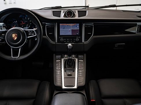 Certified 2018 Porsche Macan image 6