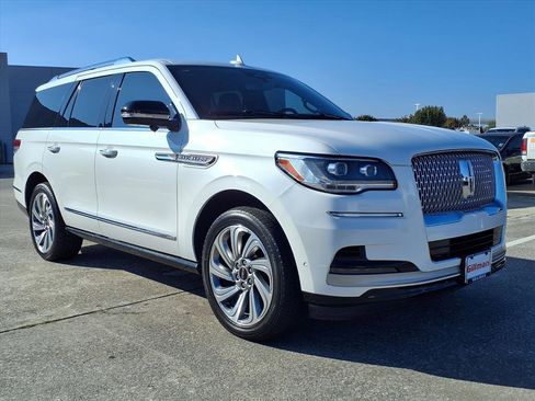 Used 2023 Lincoln Navigator Reserve image 2