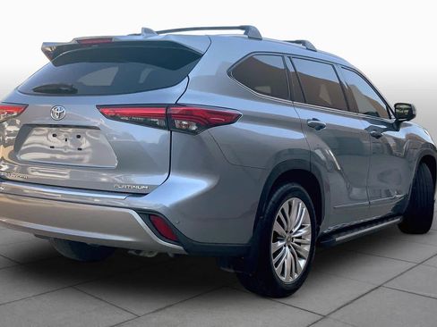 Used 2023 Toyota Highlander Platinum FWD image 13