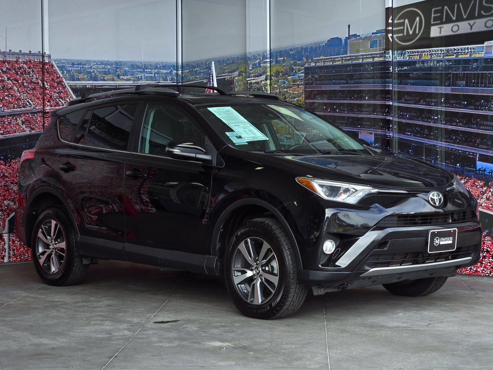 Used 2018 Toyota RAV4 XLE AWD/4WD image 1