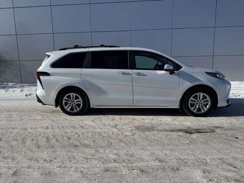 Used 2025 Toyota Sienna XLE image 40