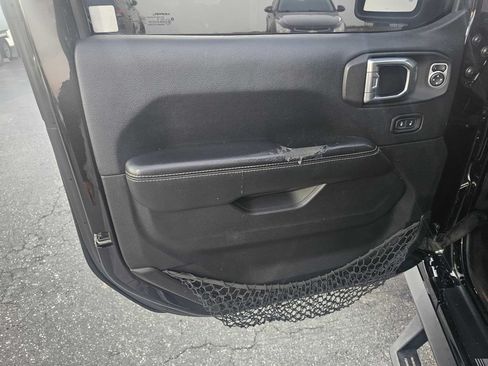 Used 2018 Jeep Wrangler Unlimited Sahara AWD/4WD image 6