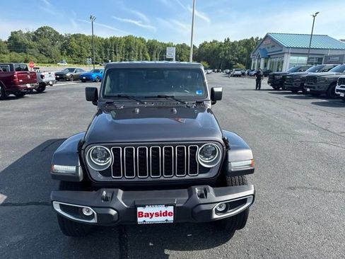 Used 2025 Jeep Wrangler Unlimited Sahara AWD/4WD image 16