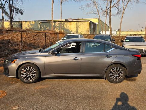 Used 2024 Nissan Altima 2.5 SV image 4