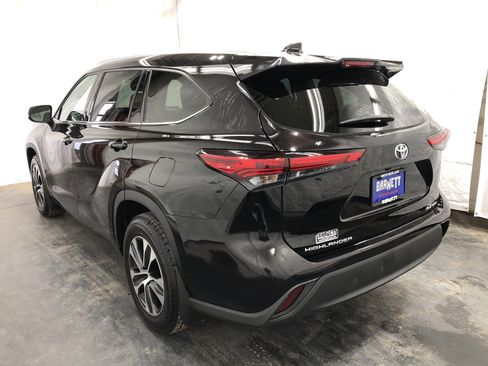 Used 2020 Toyota Highlander XLE image 4