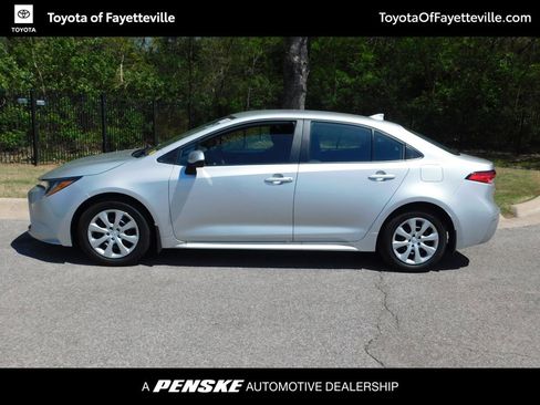 Used 2025 Toyota Corolla LE image 2