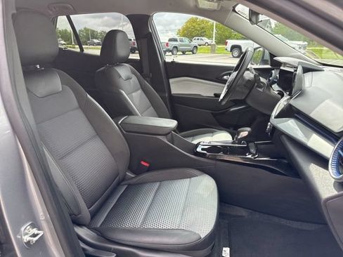Used 2025 Chevrolet Trax LT w/ LT Convenience Package FWD image 29