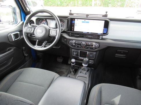 Used 2024 Jeep Gladiator Sport AWD/4WD image 14