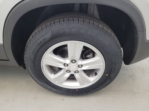 Used 2020 Chevrolet Trax LT w/ LT Convenience Package AWD/4WD image 31