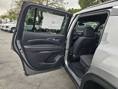 New 2026 Chevrolet Traverse LT image 17